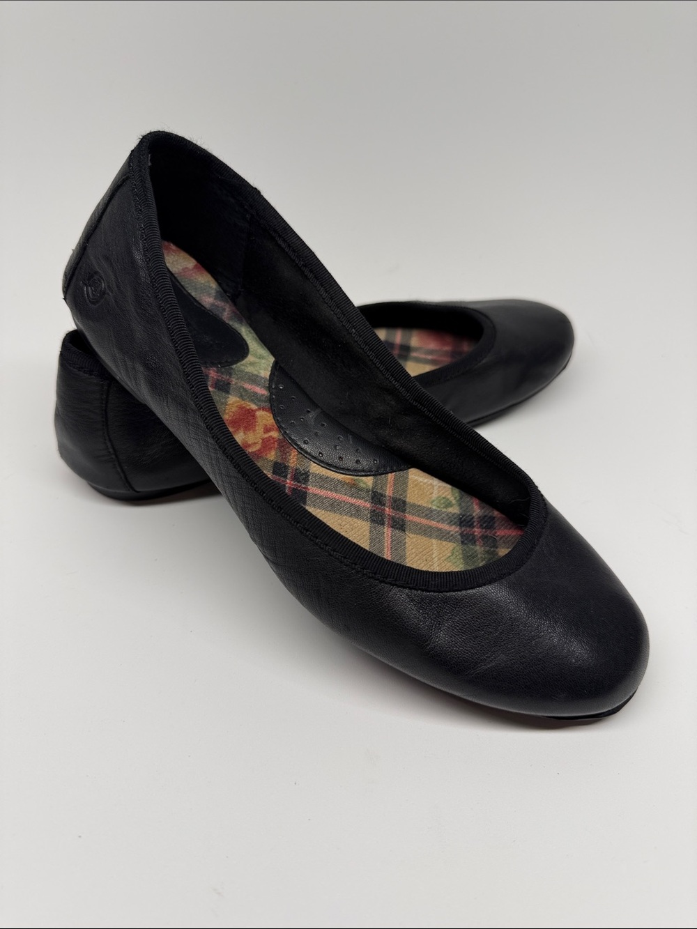 Born Black Leather Round-Toe Ballet Flats